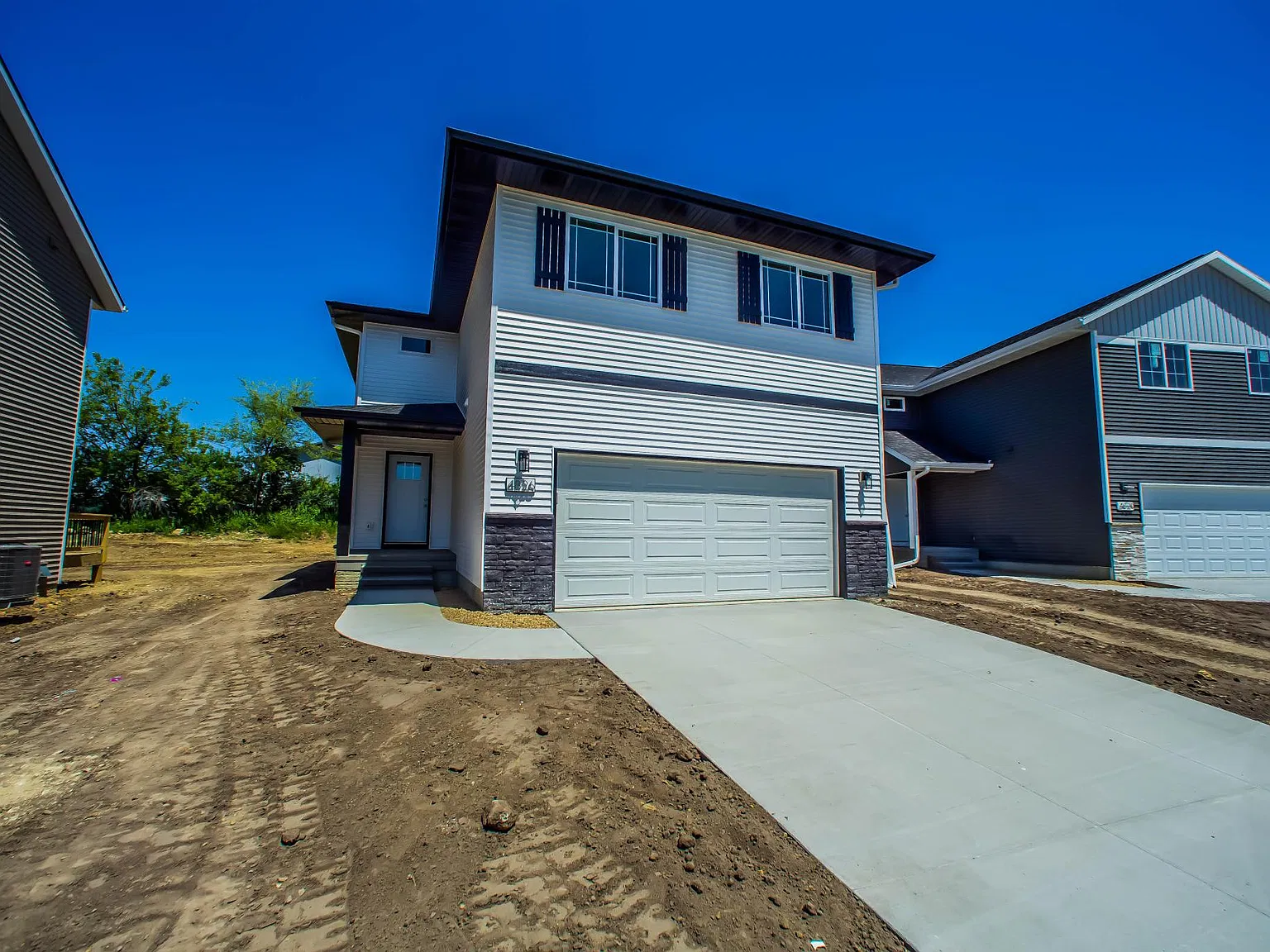 3 bed, 2.5 bath, 2600 sqft, $3,000 — Photo 1