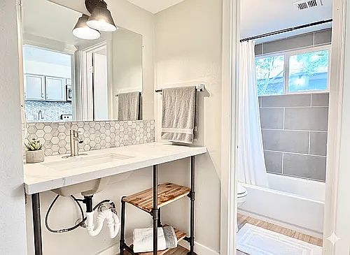 5th image of 45 E Lexington Ave #13