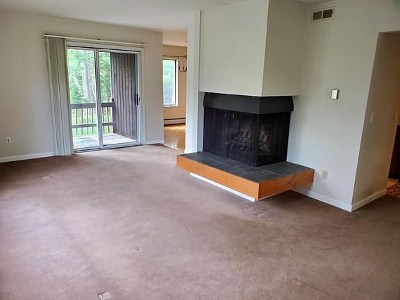 4th image of 30 Evergreen Ln #10B