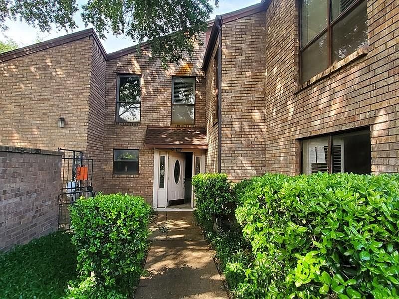 1st image of 3461 Courtyard Cir