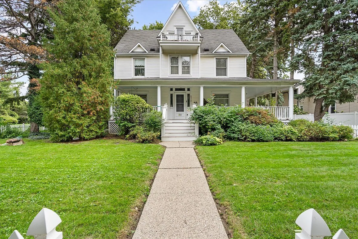5 bed, 2.5 bath, 2500 sqft, $3,600 — Photo 1