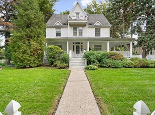 572 Saint Clair St, Grosse Pointe, MI 48230