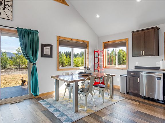 3rd image of 384 Daisy Ln