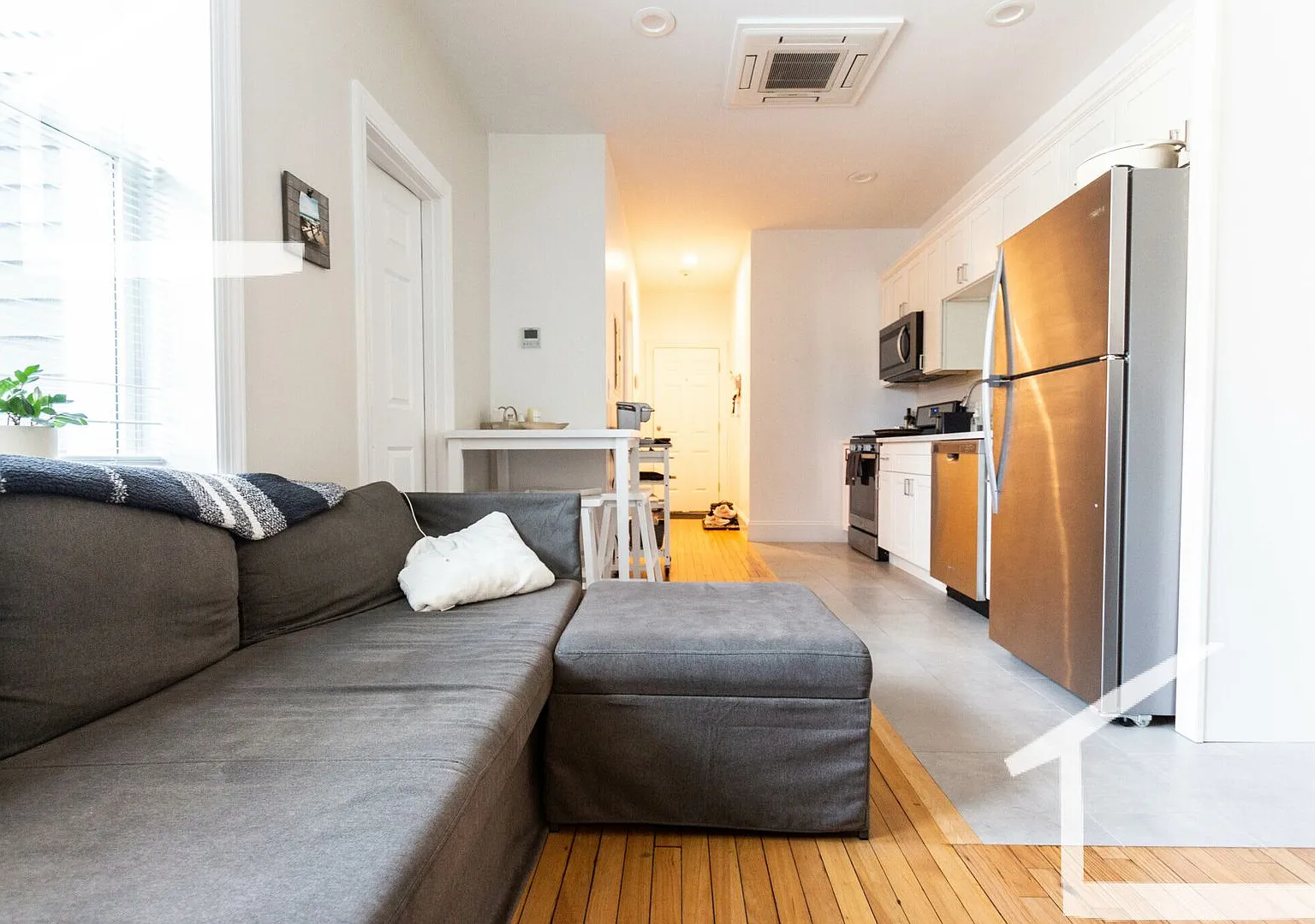 Small 2 Bed In Allston.... Price Reflect The Size Of The Apartment — Photo 1