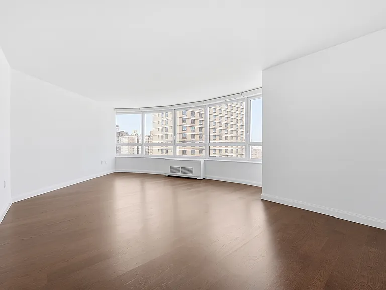 200 E 94th St #1715 — Photo 1