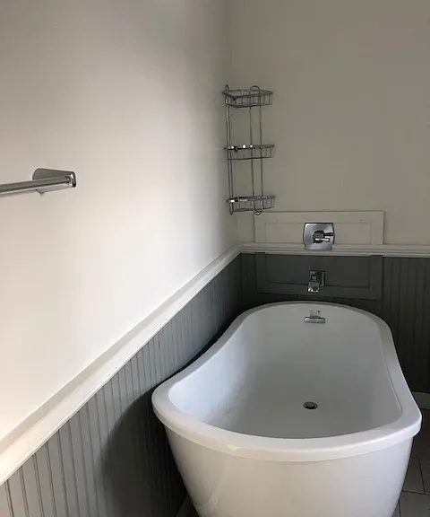 Deep Soaking Tub. OH YEAH!!