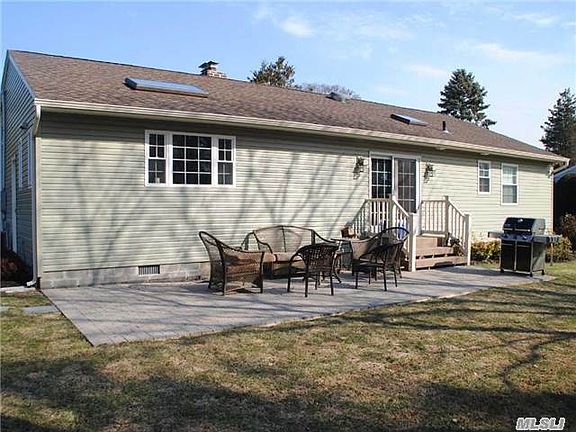 3rd image of 12 Bardwell Ln