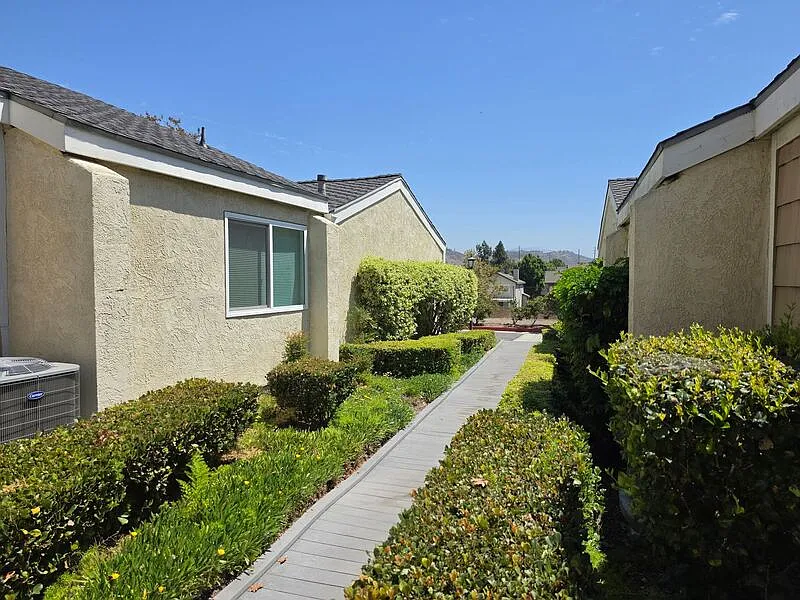 2 bed, 2.0 bath, 983 sqft, $2,950 — Photo 2