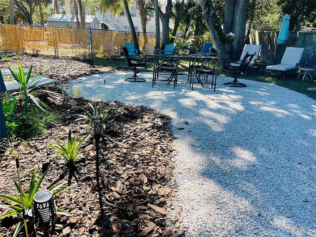 5 bed, 2.0 bath, 2100 sqft, $4,000 — Photo 4