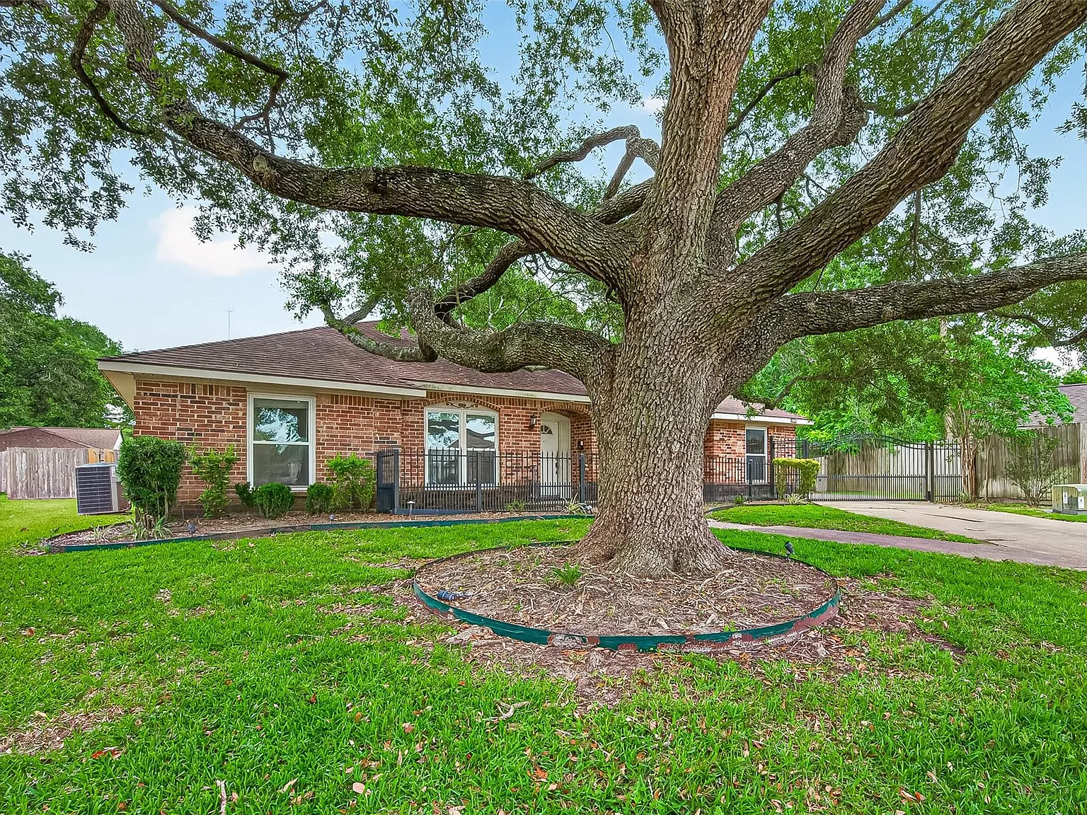 4 bed, 2.5 bath, 2457 sqft, $2,500 — Photo 3