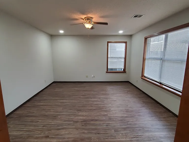 312 S Zion St — Photo 3