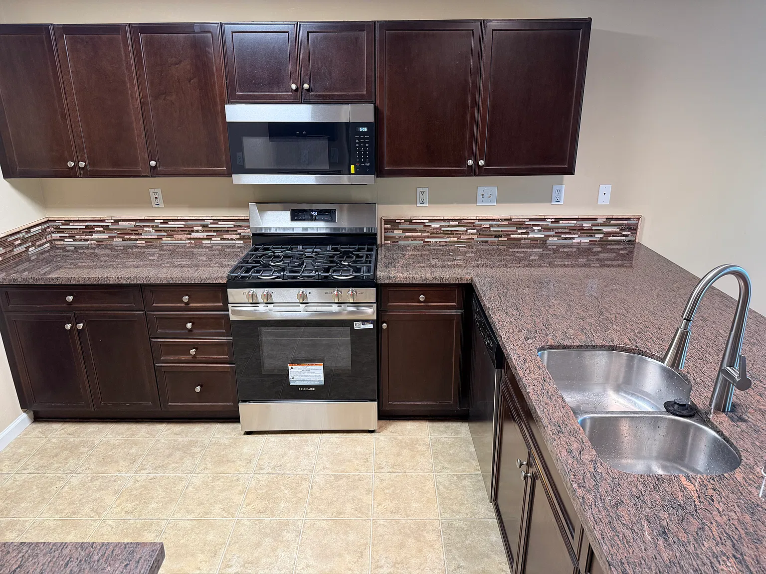3 bed, 1697 sqft, $2,649 — Photo 3