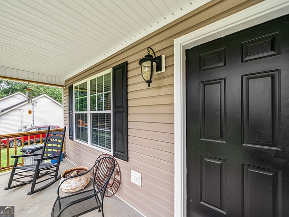 3rd image of 530 Pleasant Valley Rd SE