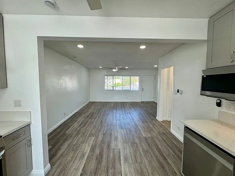 1027 Roswell Ave #4 — Photo 5