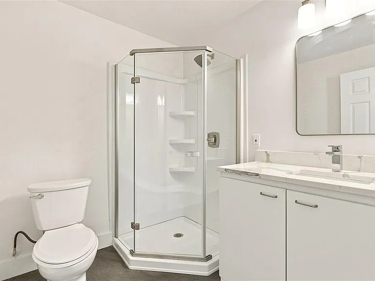 2704 E Jefferson St — Photo 35