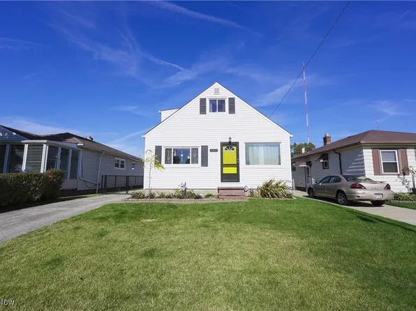 3002 Center Dr, Parma, OH 44134