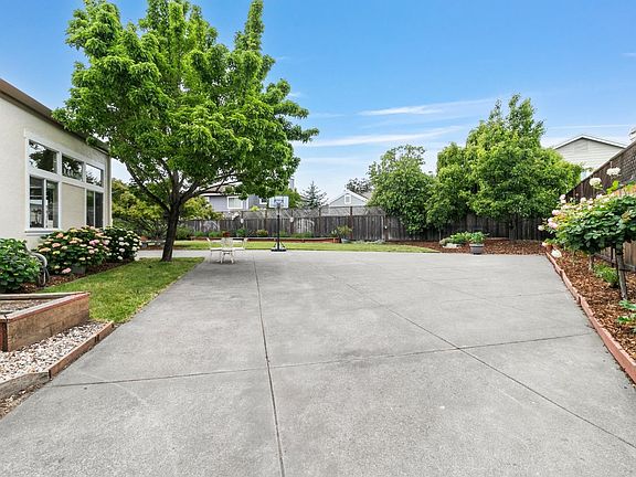 3rd image of 809 Muscat Court