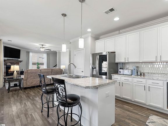 5th image of 318 Barnhill Ct