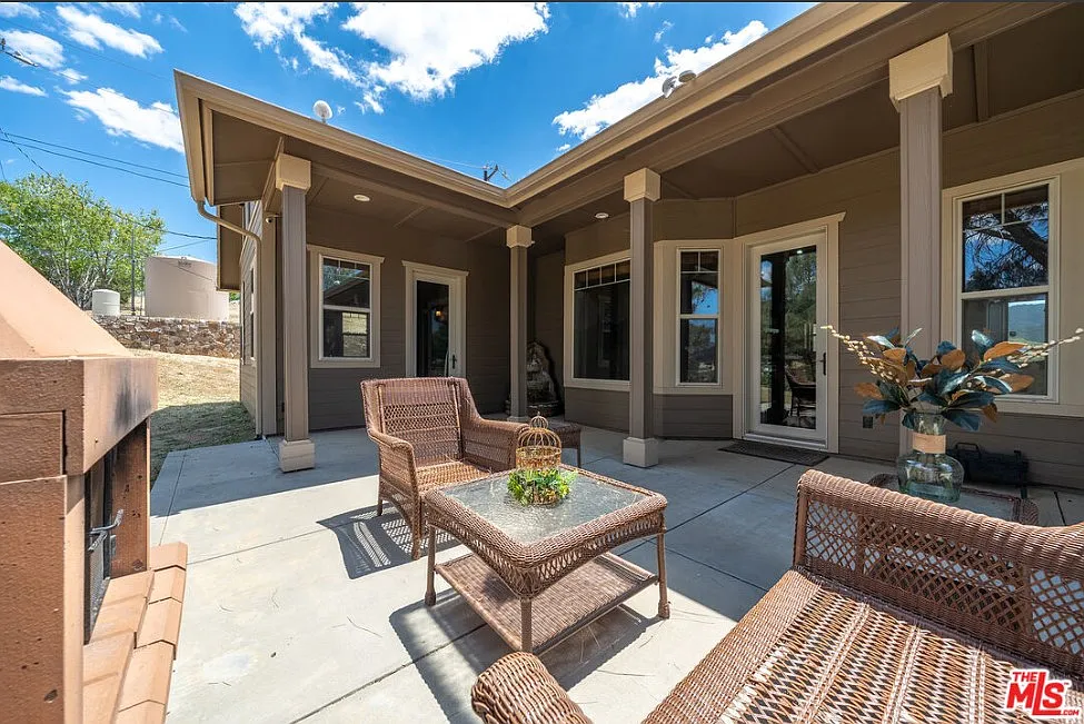 4 bed, $5,800 — Photo 2