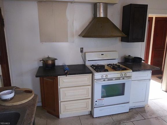 4th image of 13121 Kirton Ave