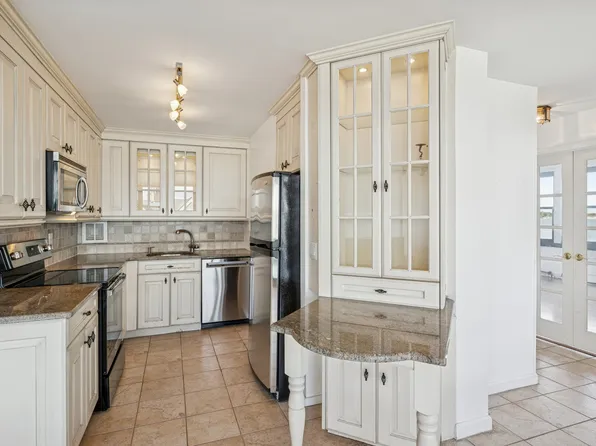 166-41 Powells Cove Boulevard image 12 of 32