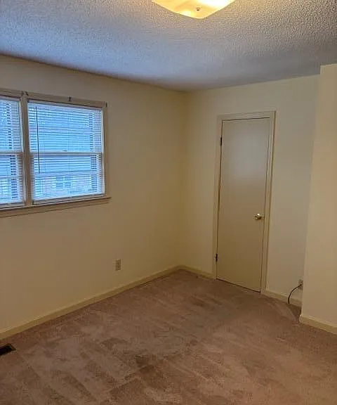 1090 N Guignard Dr — Photo 9