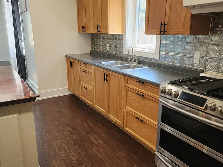 206 Caradoc St S — Photo 6