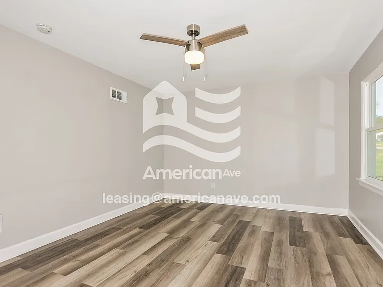 1089248_003_wm_-_living_room_13245650.jpg