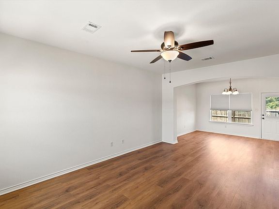 5th image of 210 Lasso Cir