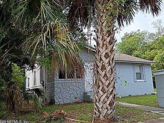 3rd image of 1150 CLAUDIA SPENCER Street
