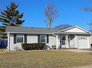 1104 W Glenn Trl, Elk Grove Village, IL 60007