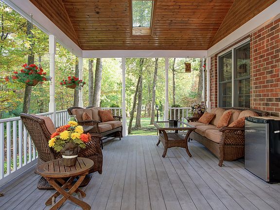 3rd image of 6699 Colonnades Dr
