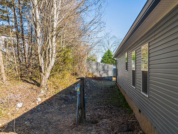 4th image of 156 Burl Oaks Dr NE