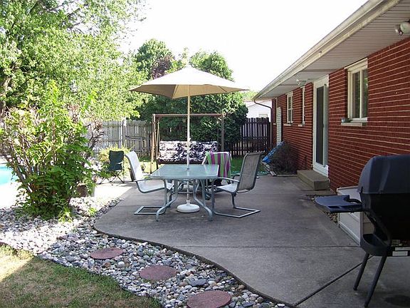 3rd image of 479 Woodlark Dr