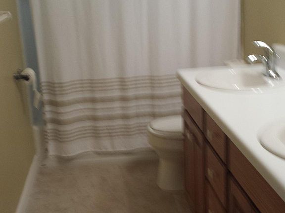 Hall bath w. tub/shower