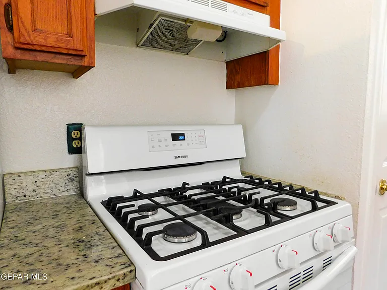726 Medina St — Photo 15