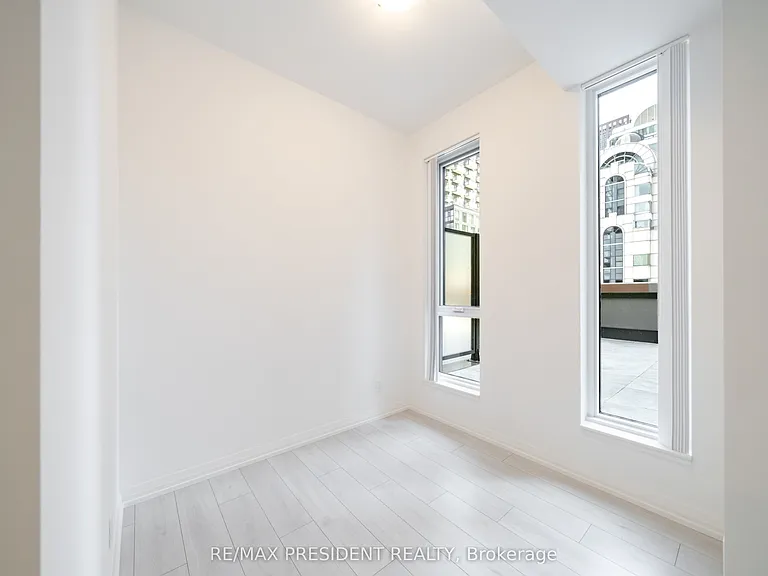 400 King St W #808 — Photo 10