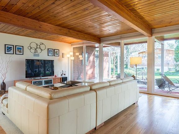 3rd image of 2033 Harris Ave
