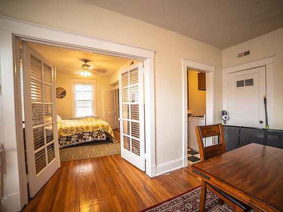 3rd image of 3517 Wyandotte St APT 1N