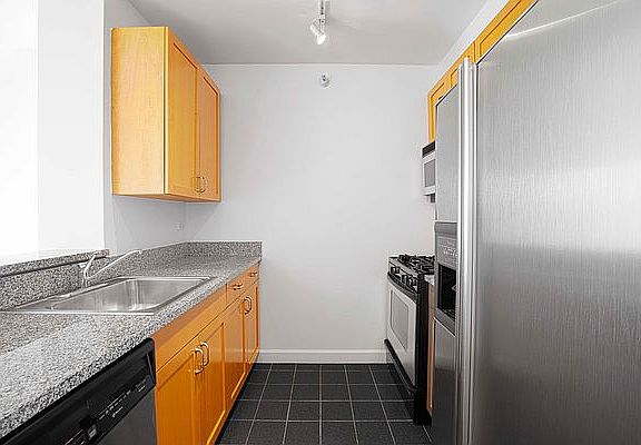 3rd image of 420 W 42nd St APT 28G