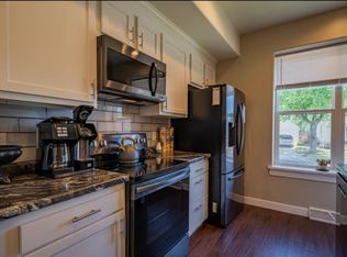 818 N 6th St, Manitowoc, WI 54220