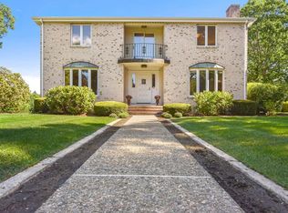 15 Lilac Cir, Wellesley, MA 02482