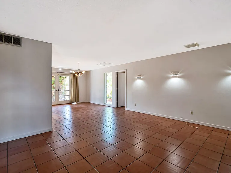 525 E Alameda Dr — Photo 8