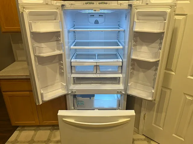 Freezer below, plenty of room and very efficient!
