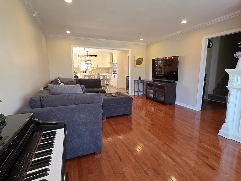 1281 Harrow Cres #1 — Photo 11
