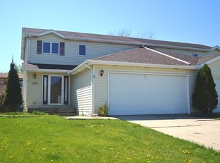 2525 Live Oak Dr, Crest Hill, IL 60403