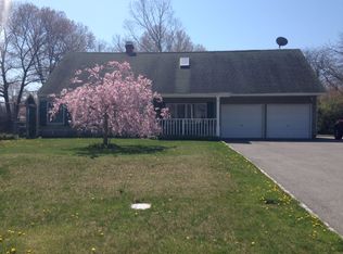 2 Yellow Pine Circle, Medford, NY 11763
