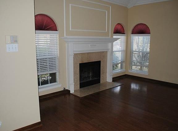 4th image of 871 Lakeview Dr