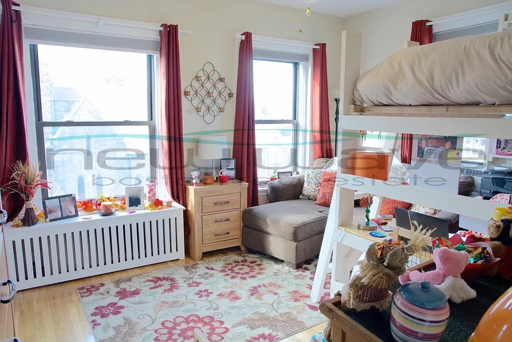 Studio, 350 sqft, $2,600 — Photo 1
