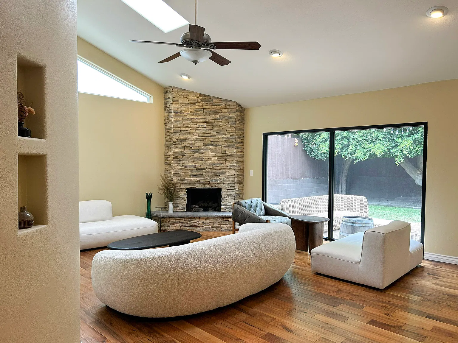 4 bed, 3.5 bath, 3267 sqft, $9,950 — Photo 3